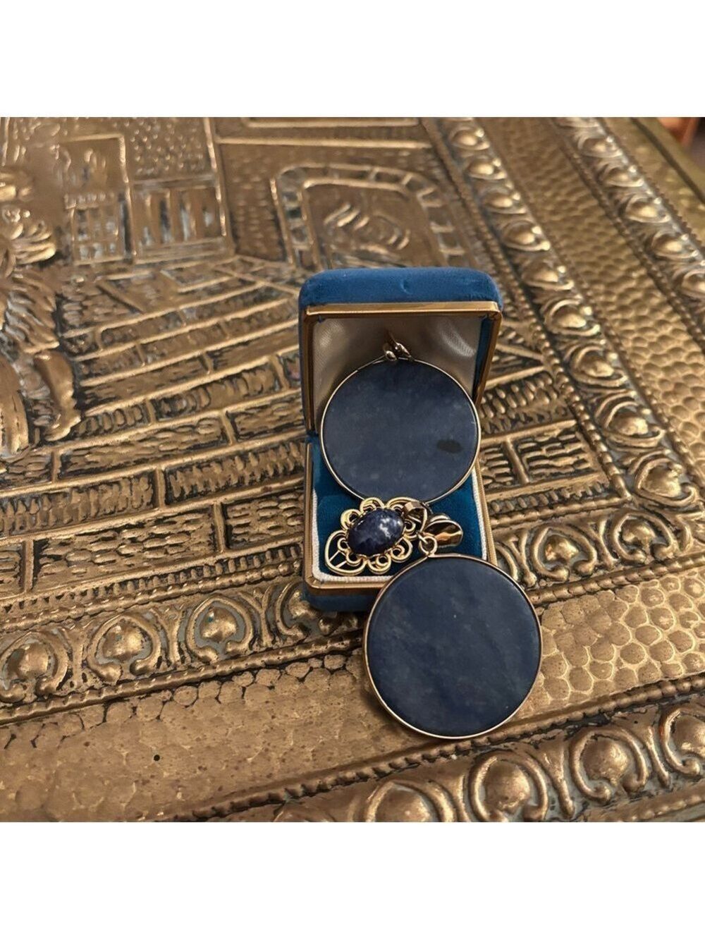 💙 Vintage Sodalite Gold Tone Pendant Necklace • Ornate Timeless Filigree Setting - Picture 11 of 11